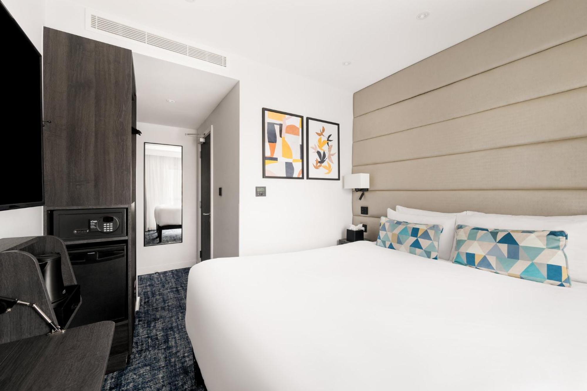 Habitación acogedora con cama grande